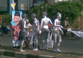 Manusia Perak Dada-Ayi Bagikan Stiker